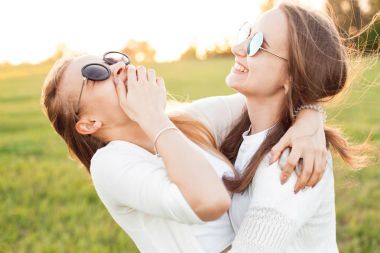 Güneş ışığı alan genç kızlar