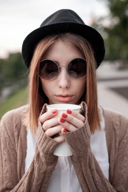 Kağıt bardak kadınla