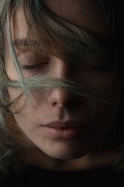 Genç çekici kadın.