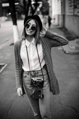 Kadın şehirde bir yolda