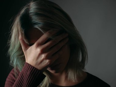 korkmuş genç kadın