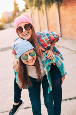 Genç kız sokakta gömlek 