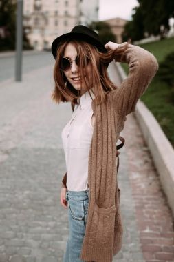 Kadın şehirde bir yolda