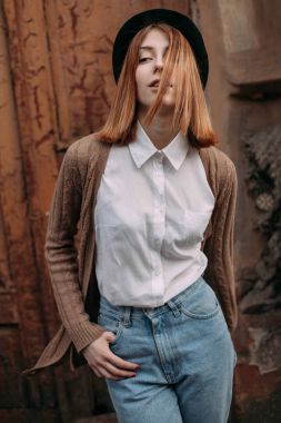 Kadın şehirde bir yolda