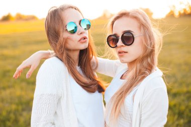 Güneş ışığı alan genç kızlar