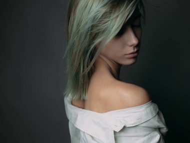 Genç çekici kadın.