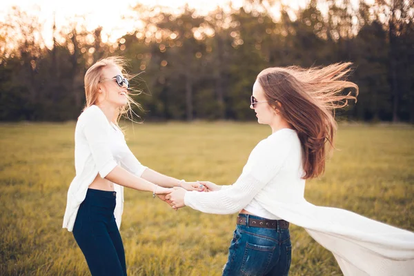 Güneş ışığı alan genç kızlar