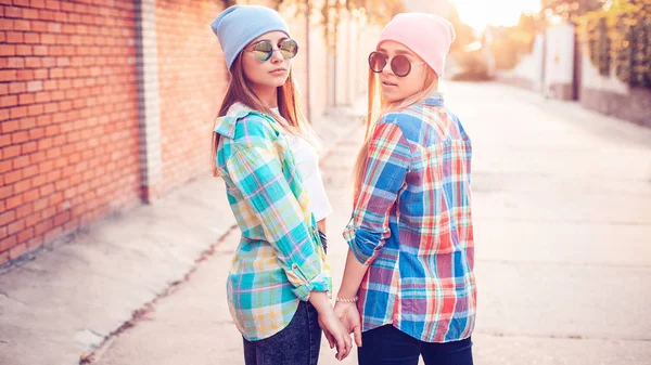 Jonge meisjes in shirtjes op straat — Stockfoto