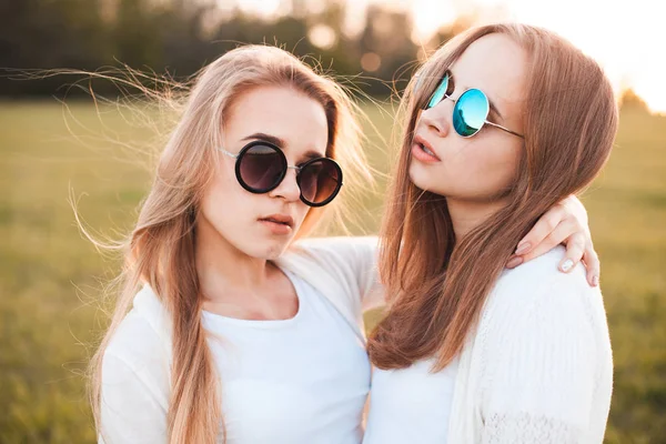 Güneş ışığı alan genç kızlar