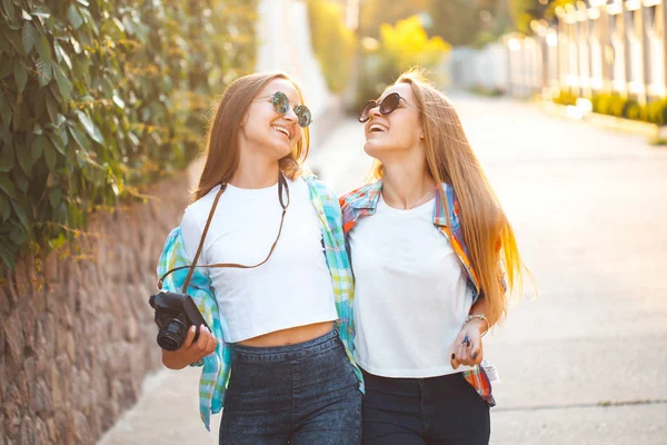 Giovani ragazze in camicia per strada — Foto Stock