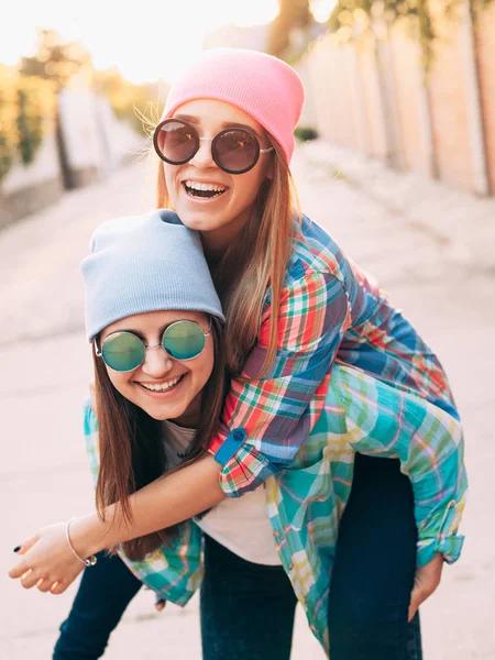 Genç kız sokakta gömlek 