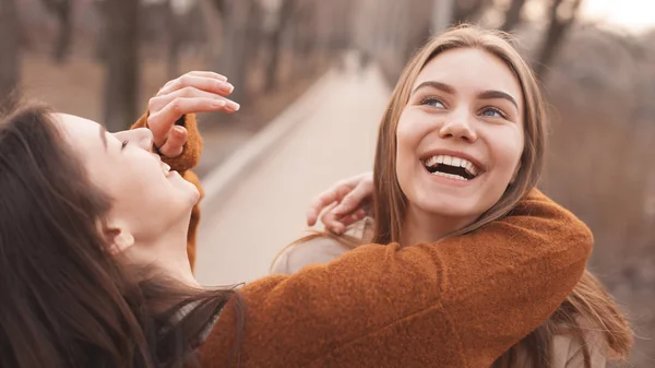 Giovani donne stanno camminando all'aperto — Foto Stock