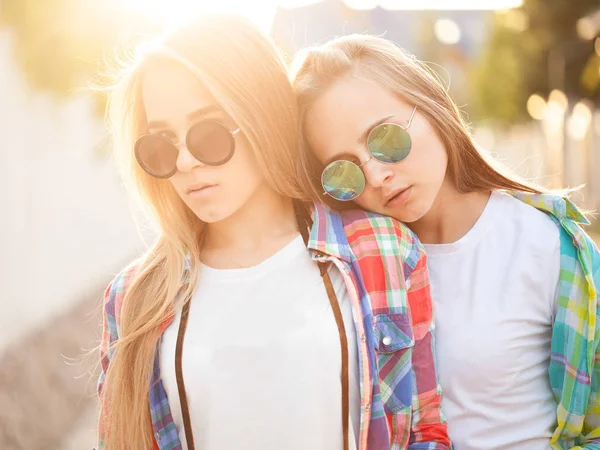 Genç kız sokakta gömlek 