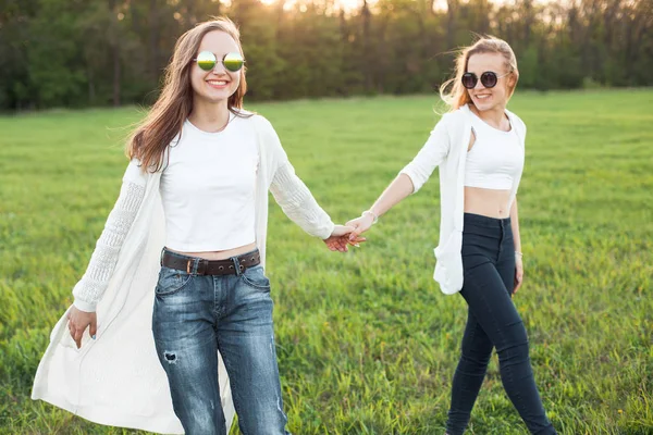 Junge Mädchen auf dem Feld im Sonnenlicht — Stockfoto