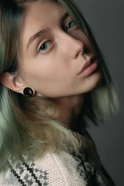 Genç çekici kadın.