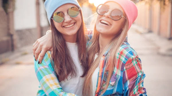 Junge Mädchen in Hemden auf der Straße — Stockfoto