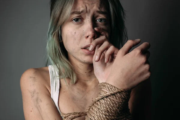 Korkmuş kadın ilişkili elle