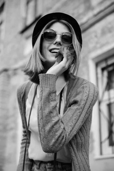 Mujer en un paseo por la ciudad — Foto de Stock