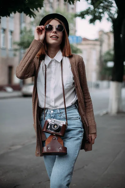 Woman on a walk in city — Stock Photo, Image