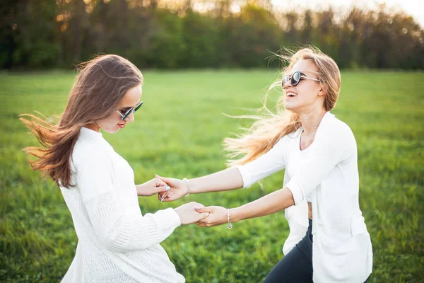 Mladé dívky na hřišti ve slunečním světle — Stock fotografie