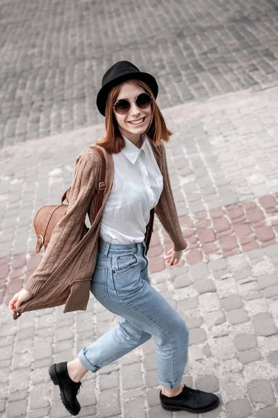 Mujer en un paseo por la ciudad — Foto de Stock