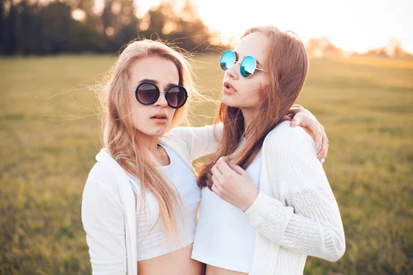 Mladé dívky na hřišti ve slunečním světle — Stock fotografie