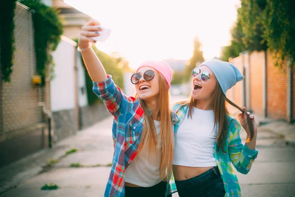 Ragazze che scattano selfie per strada — Foto Stock