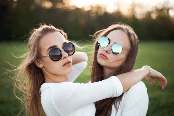 Giovani ragazze sul campo alla luce del sole — Foto Stock