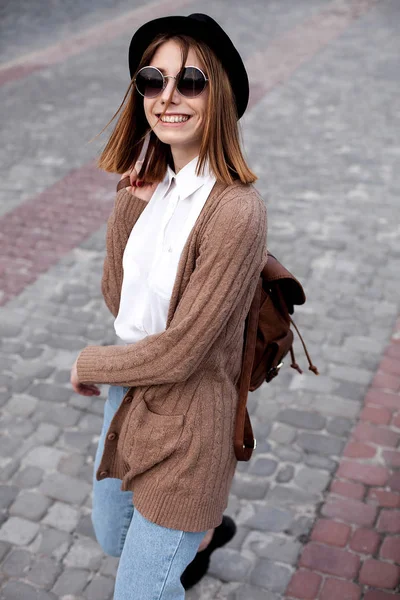 Vrouw op een wandeling in de stad — Stockfoto