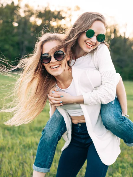 Giovani ragazze sul campo alla luce del sole — Foto Stock