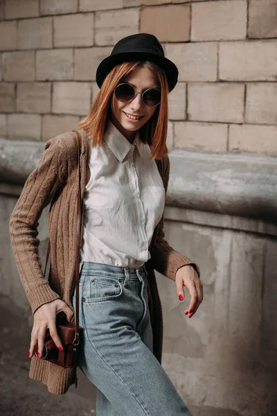 Kadın şehirde bir yolda