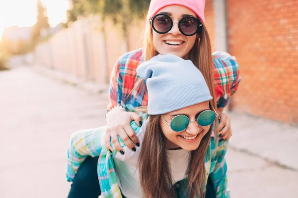 Junge Mädchen in Hemden auf der Straße — Stockfoto