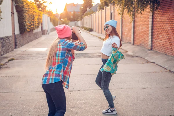 Mädchen fotografieren auf der Straße — Stockfoto