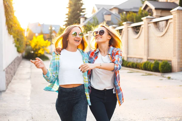 Chicas jóvenes en camisas en la calle —  Fotos de Stock