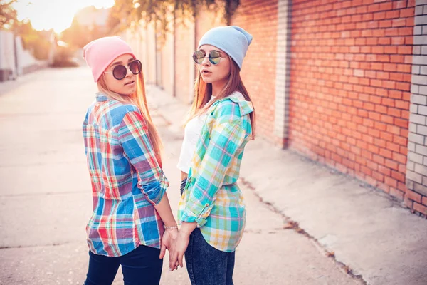 Junge Mädchen in Hemden auf der Straße — Stockfoto