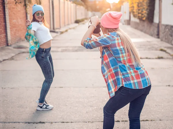 Les filles prennent des photos dans la rue — Photo