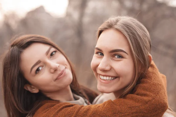 Jovens mulheres estão andando ao ar livre — Fotografia de Stock