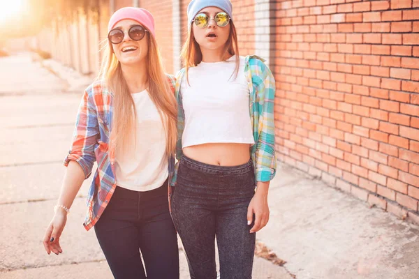 Genç kız sokakta gömlek 