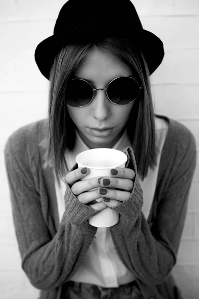 Жінка з паперовою чашкою — стокове фото