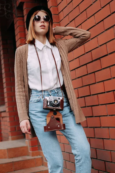 Kadın şehirde bir yolda