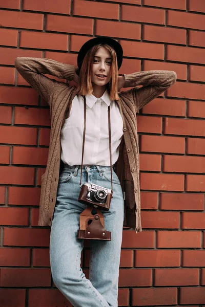 Kadın şehirde bir yolda