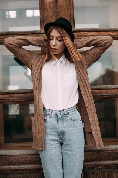 Kadın şehirde bir yolda