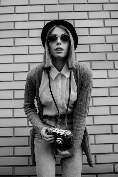 Kadın şehirde bir yolda