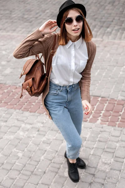 Vrouw op een wandeling in de stad — Stockfoto