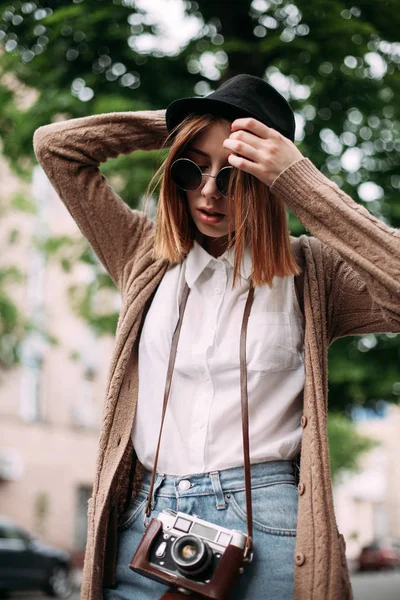 Kadın şehirde bir yolda