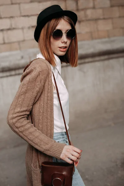 Kadın şehirde bir yolda