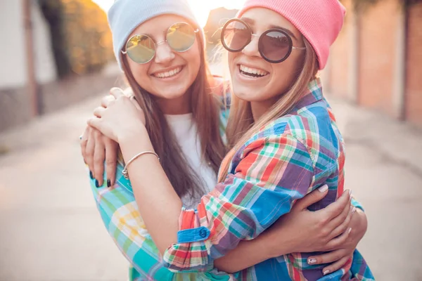 Junge Mädchen in Hemden auf der Straße — Stockfoto