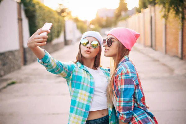 Mädchen machen Selfie auf der Straße — Stockfoto