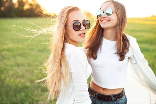 Молоді дівчата на полі на сонячному світлі — стокове фото