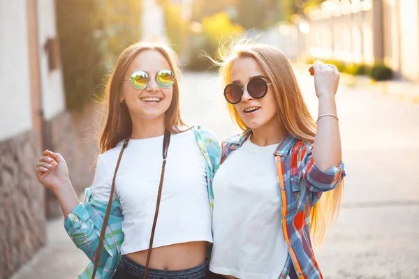 Genç kız sokakta gömlek 